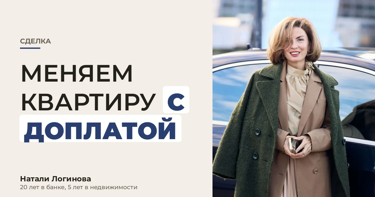Два комплекта ключей от квартир на столе рядом с подписанными договорами