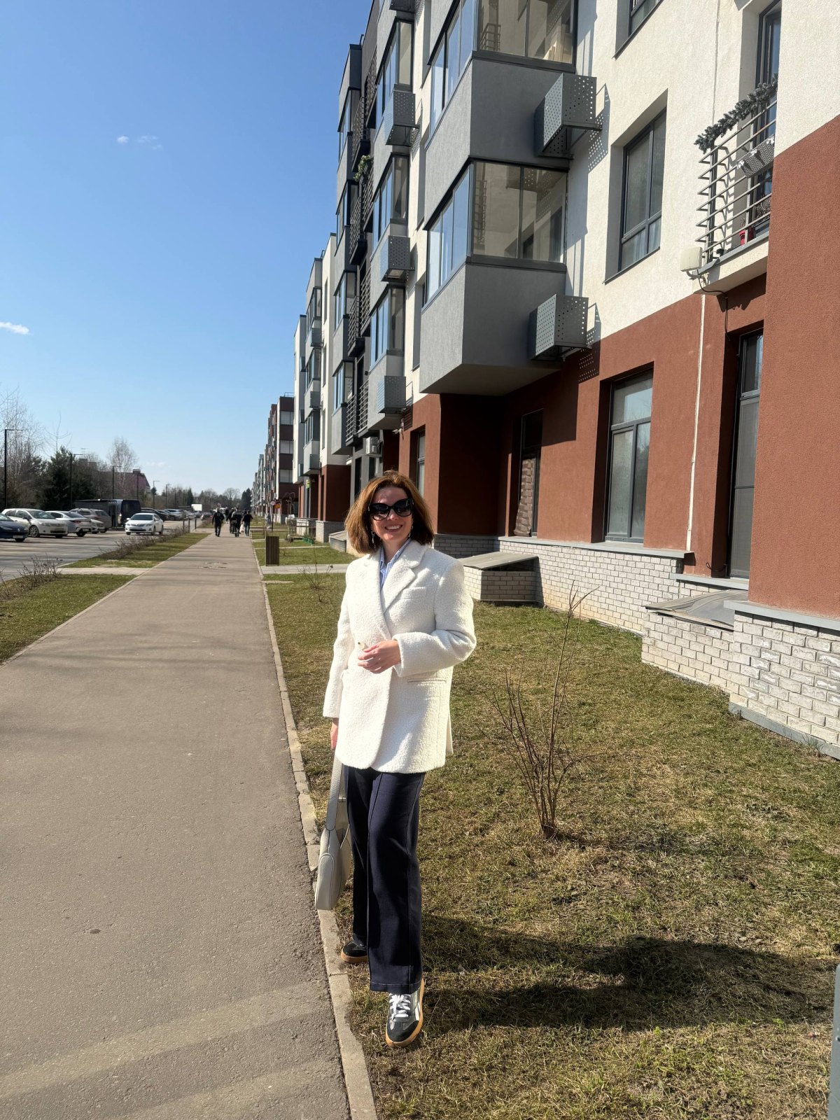 Натали Логинова у корпуса квартала