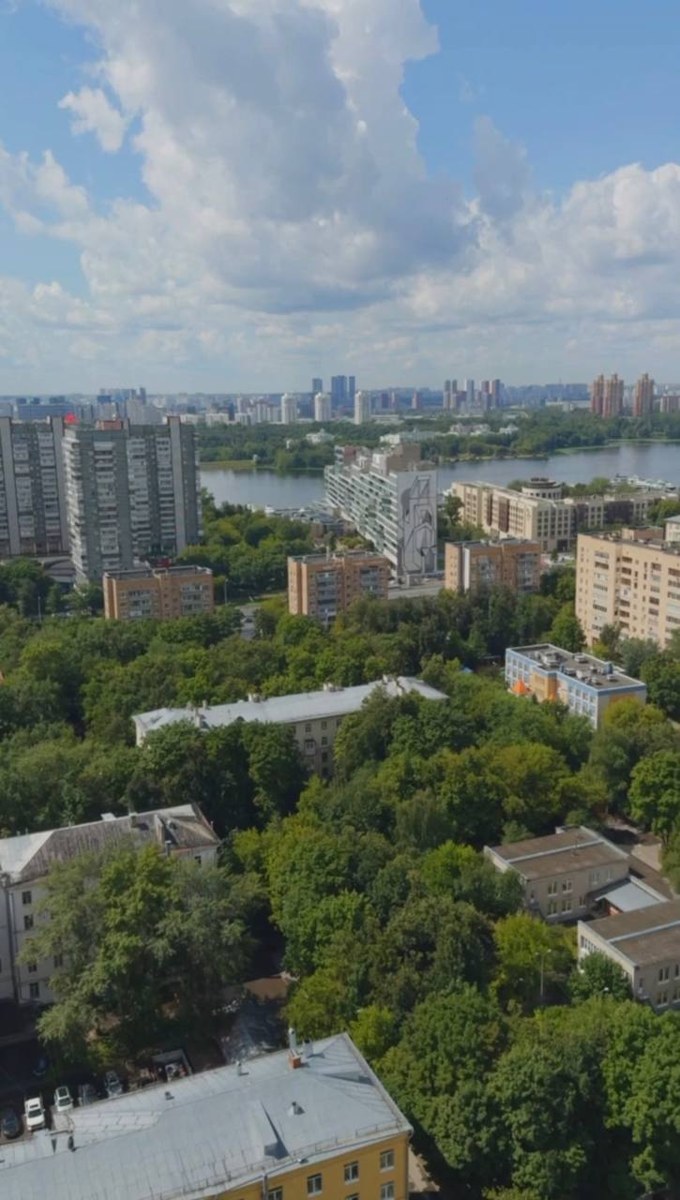 Вид из окна квартиры на воду и парк